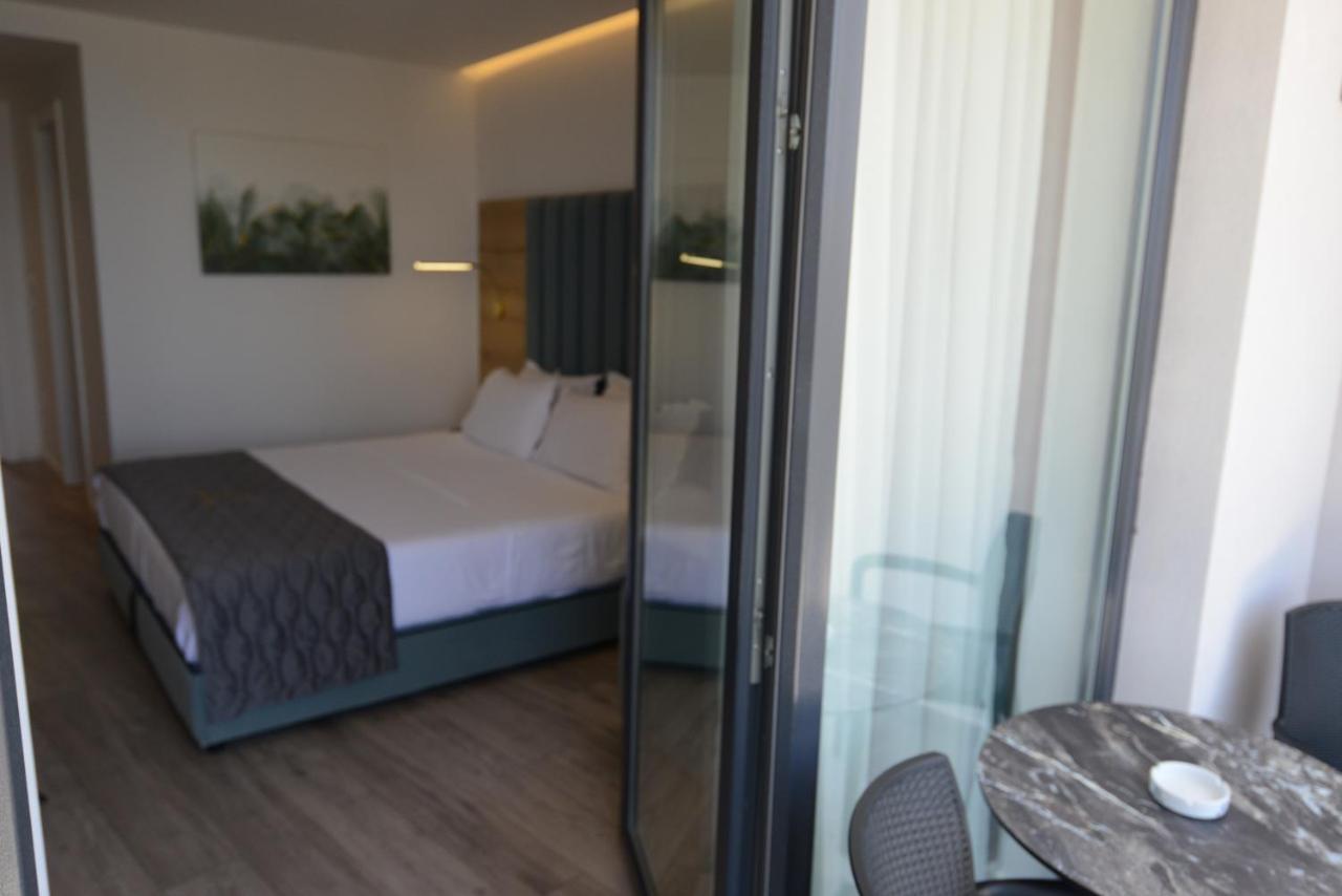 Ebbi Hotel Dhërmi 外观 照片